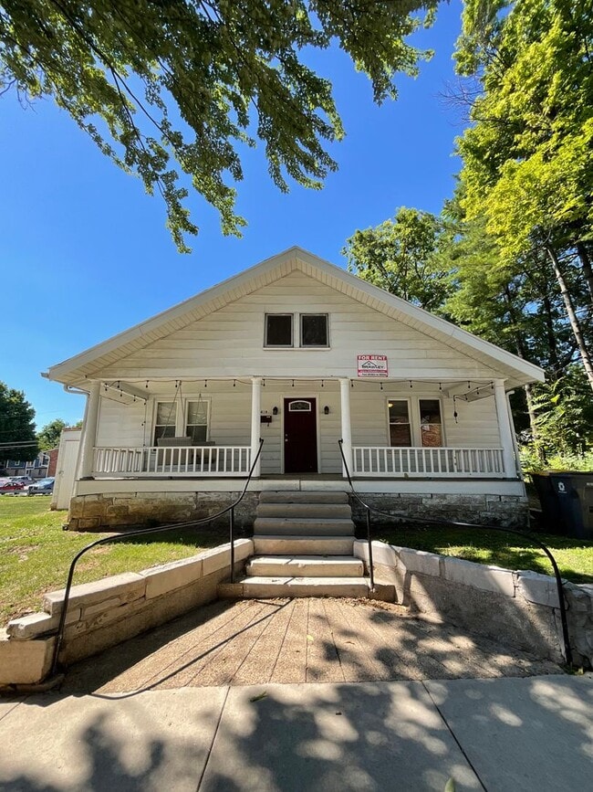 Building Photo - 418 E 8th St
