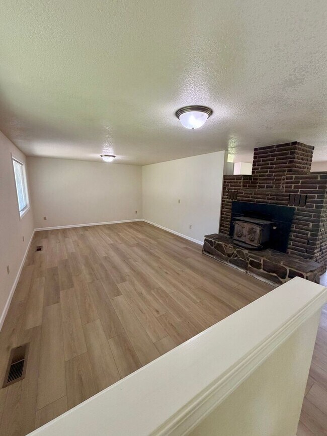 Building Photo - Newly Renovated Riverfront 3BR House - Available 8/1/2026