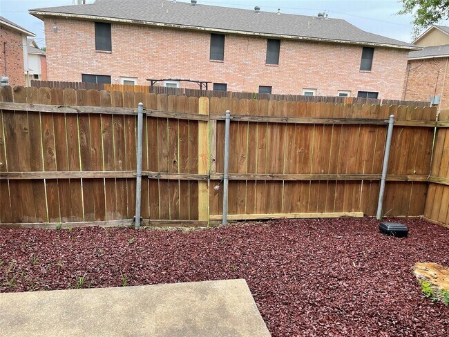 Building Photo - Trails Pl.