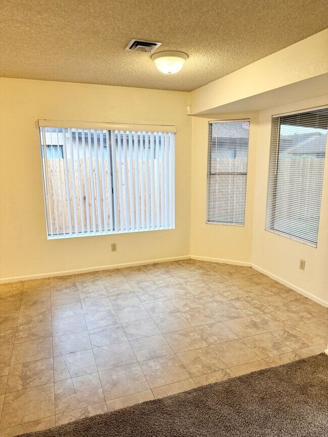 Building Photo - 3 Bedroom / 2 Bath Single Level Home In Gl...