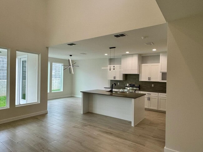 Building Photo - 7511 Cresta Bella St