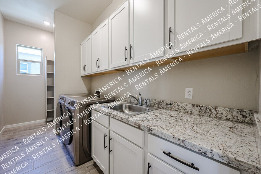 Building Photo - 42085 W Morning Glory Way