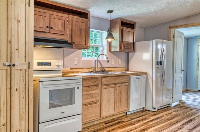 Building Photo - 3 Bedroom / 2 Bathroom Home in Russellville