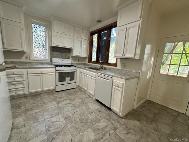 Building Photo - 118 W Main St