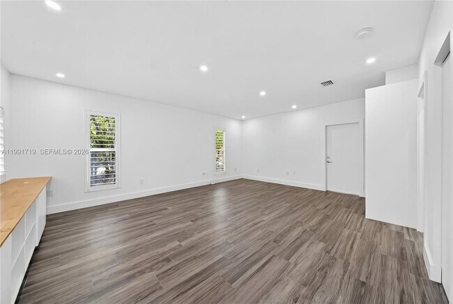 Building Photo - 10142 SW 79th Ave