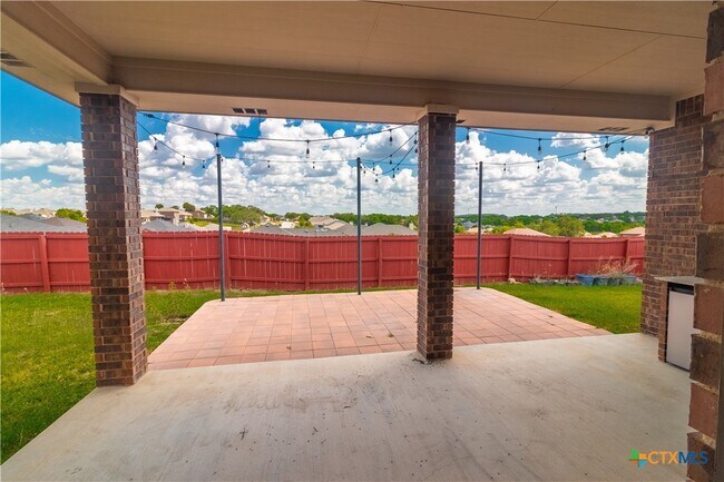 Building Photo - 2033 Catkins Ln