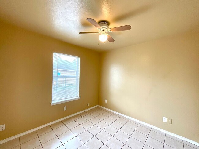 Building Photo - **MOVE IN SPECIAL** Convenient & Low-Maintenance Living Near St. Mary’s University!