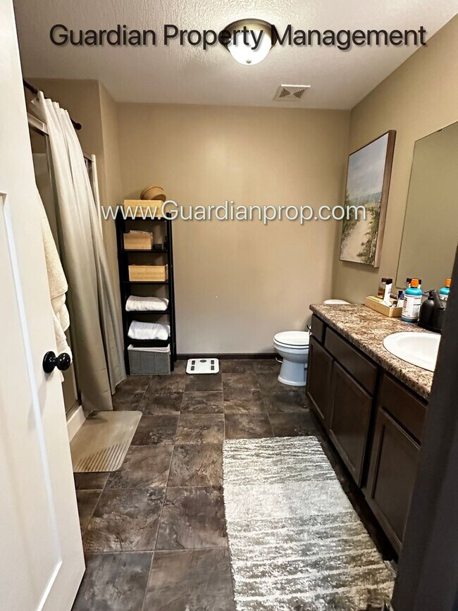 Building Photo - Lakeville End unit Town Home, Avail December, Two Car Garage, Dishwasher, W/D, 2.5 Baths