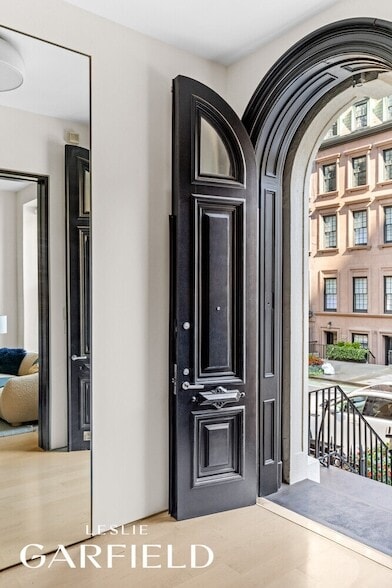 Building Photo - 240 E 61st St