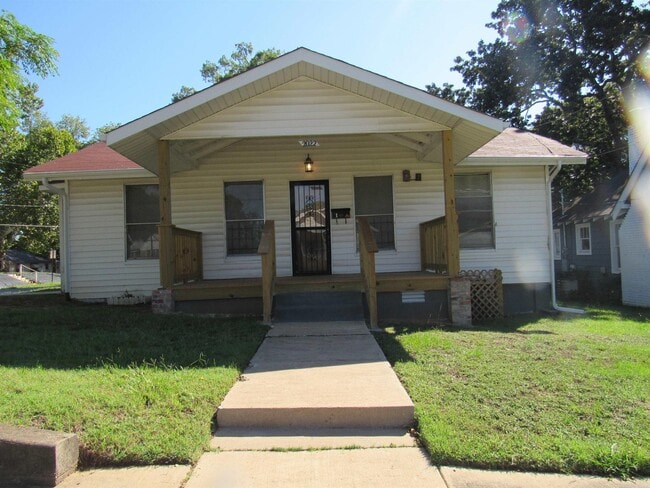 Building Photo - 2022 N Magnolia St