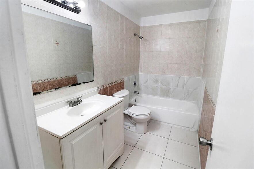 Building Photo - 5975 NW 25th Ct