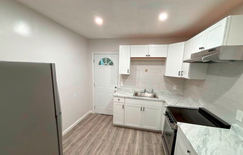 Building Photo - 3024 W 1st St