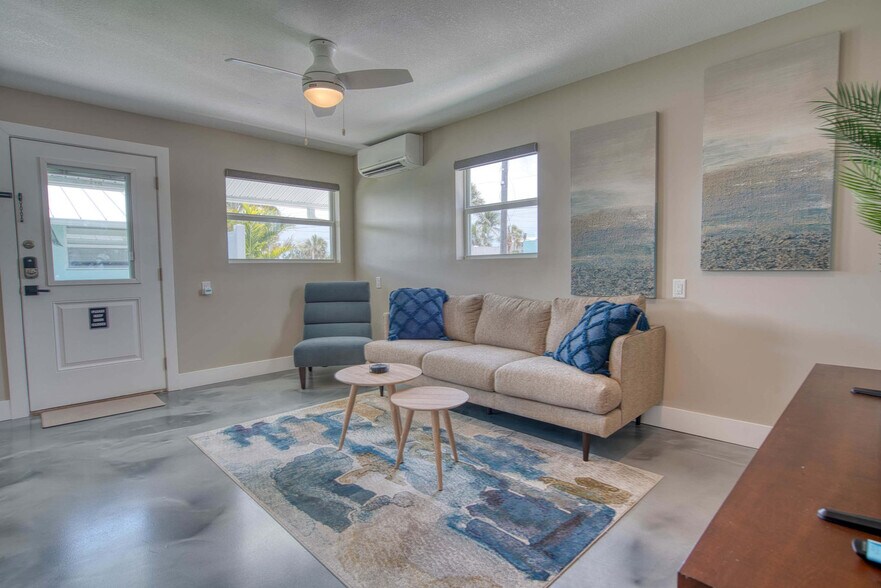 Primary Photo - 126 Mango St