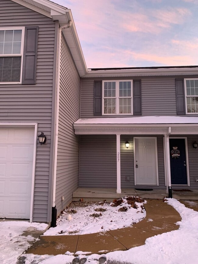 Building Photo - 3-bed, 2.5-bath townhouse in Tolono!