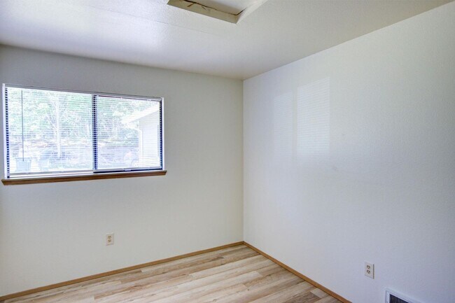 Building Photo - For Lease Edmonds - 900 Sq. Ft Two bed-One/Bath Duplex