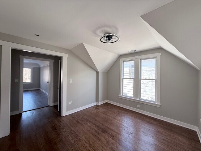 Building Photo - 315 W 111th St