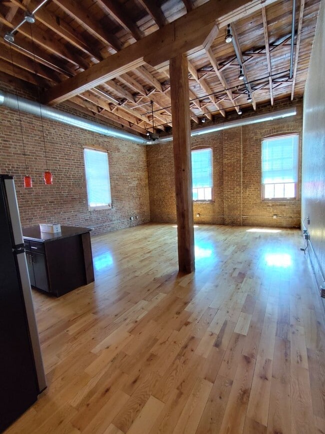 Building Photo - 601 N National Ave