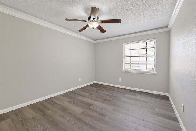 Building Photo - 4002 Cedar Ridge Ct