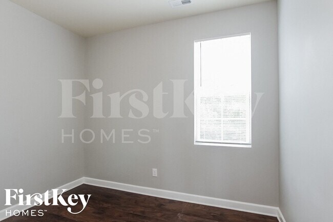 Building Photo - 713 Walnut Crossing Dr