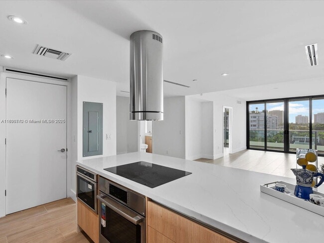 Building Photo - 9901 W Bay Harbor Dr