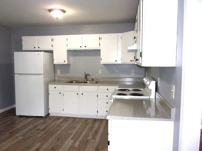 Building Photo - Freshly Updated 3 Bedroom 1 Bath Home in C...