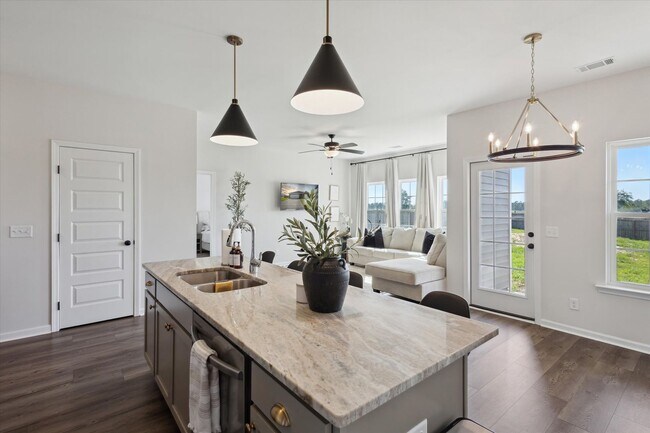 Building Photo - AVAILABLE JULY 2025 [PET FRIENDLY]