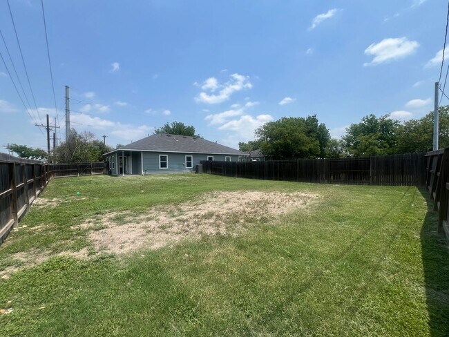 Building Photo - Luxury 3/2 Duplex in Seguin, Texas