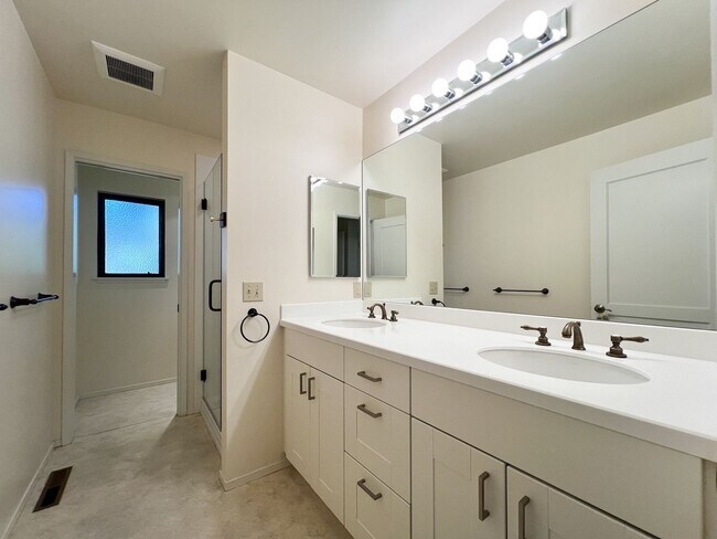 Building Photo - St. Helena – Spacious Two-Bedroom, Two-Bat...