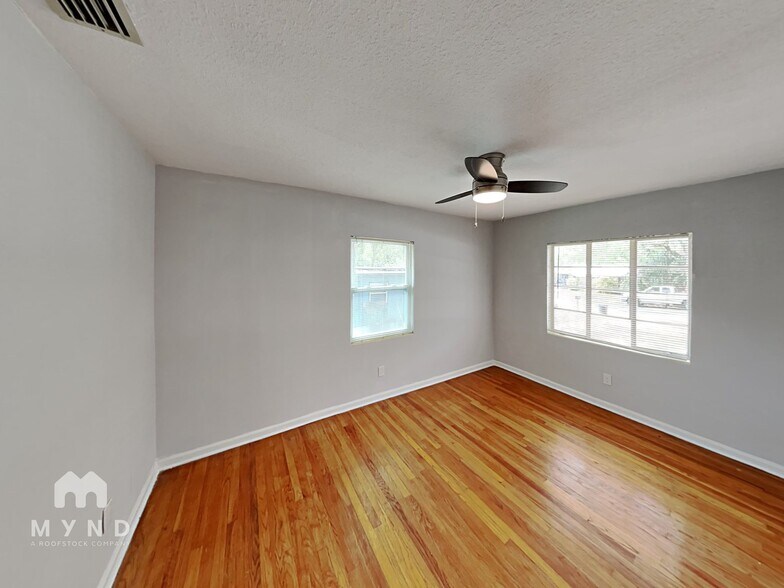 Building Photo - 809 Woodside Ave