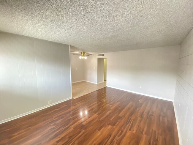 Building Photo - 320 Lakeview St