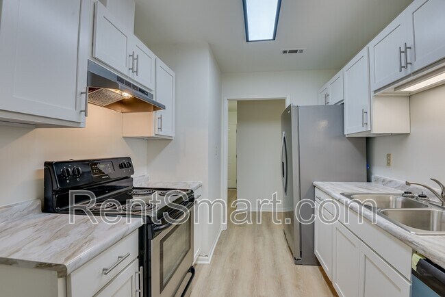 Building Photo - 4315 Parkwood Dr
