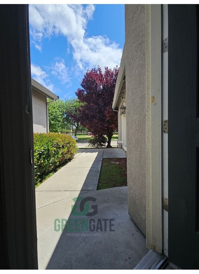 Building Photo - Spacious 4 Bedroom 3 Bath in Patterson! AV...