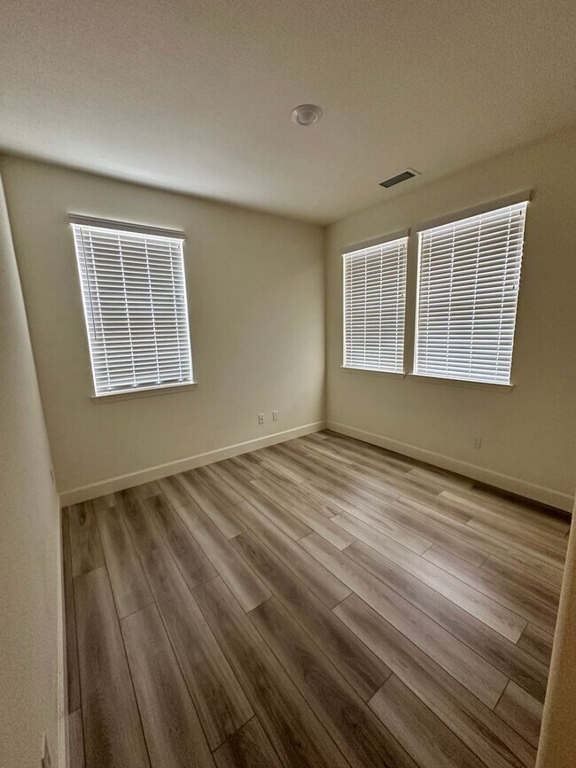 Building Photo - 4 Bedroom Beautiful Home