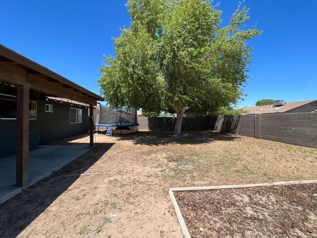 Building Photo - 4 BEDROOM HOME CLOSE TO SCHOOLS!
