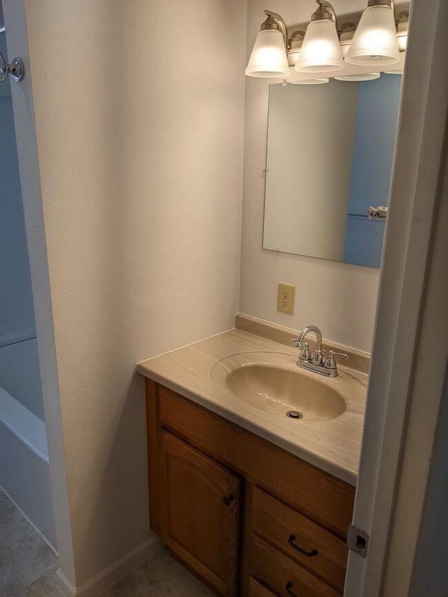 Building Photo - Large and recently remodeled 5 bedroom wit...