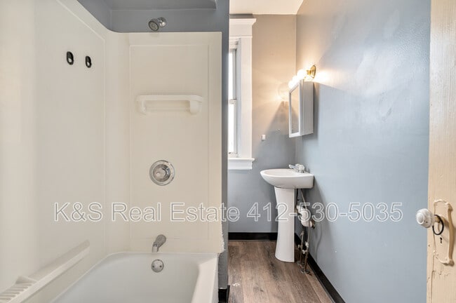 Building Photo - 523 Marwood Ave