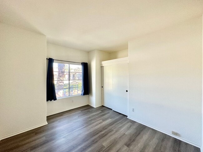Building Photo - Beautiful Upstairs Condo Unit in the Priva...
