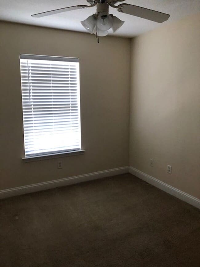 Building Photo - 323 Laurel Oak Ln