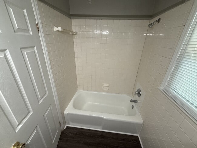 Building Photo - 401 Kern St