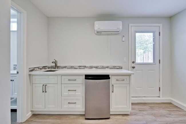 Building Photo - Amazing Studio Unit of a Triplex in Sunnyvale