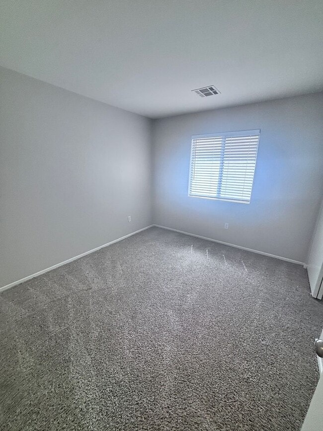 Building Photo - GREAT SINGLE STORY WITH 3 BEDS & 2 BATHS IN GATED COMMUNITY!