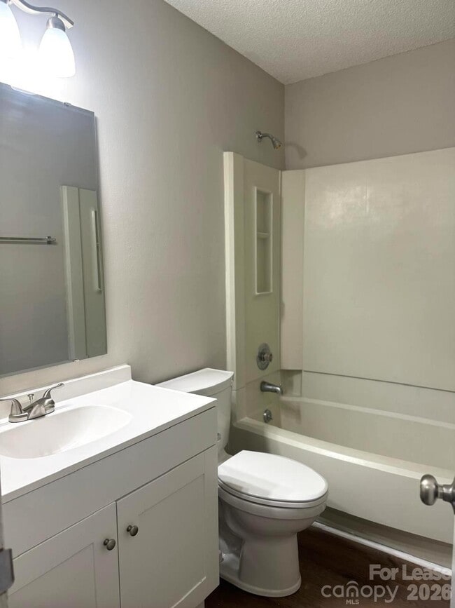 Building Photo - 3912 Briarhill Dr
