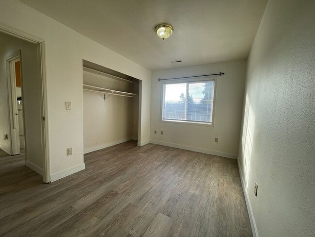 Building Photo - EAST BREMERTON DUPLEX 2 BED 1 BATH