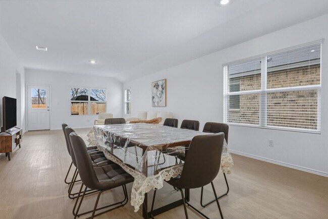 Building Photo - 591 Sormonne Lp