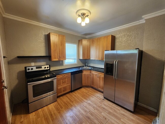 Building Photo - Furnished 3 Bedroom, 1 Bathroom