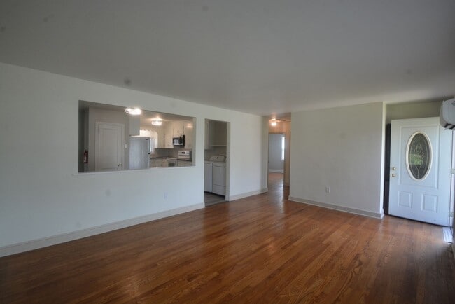 Building Photo - 116 E Cochran St