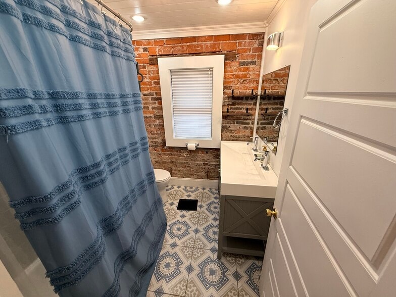 Building Photo - 675 Linwood Ave