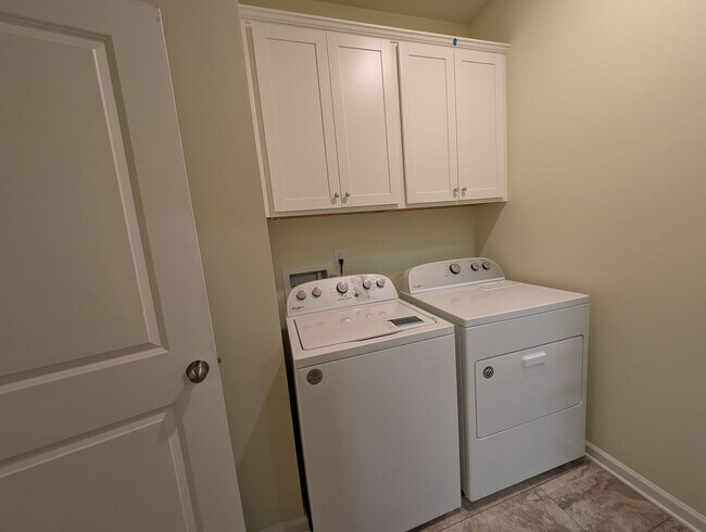 Building Photo - Spacious 4 bedroom, 2 bath Ranch Style Home located in Selwyn Landing !