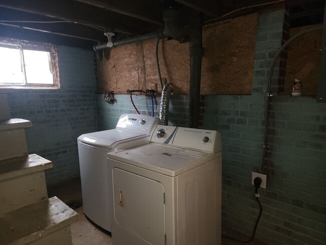 Building Photo - Left Side of Duplex