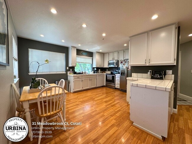 Building Photo - Bright and Spacious 3 Bedroom Townhome in ...
